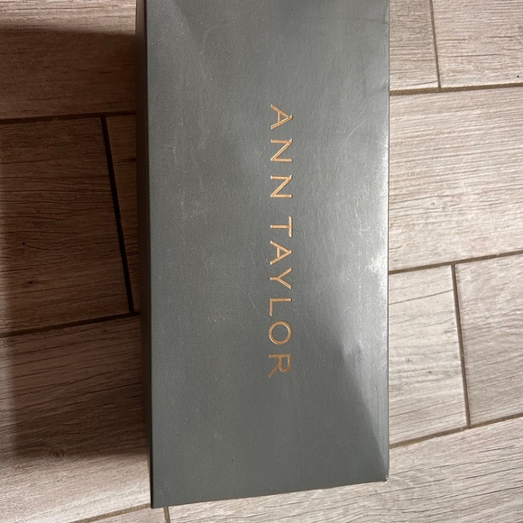 Ann Taylor Burgundy Suede Bow Kitten Heels – Size 7 - Picture 4 of 5